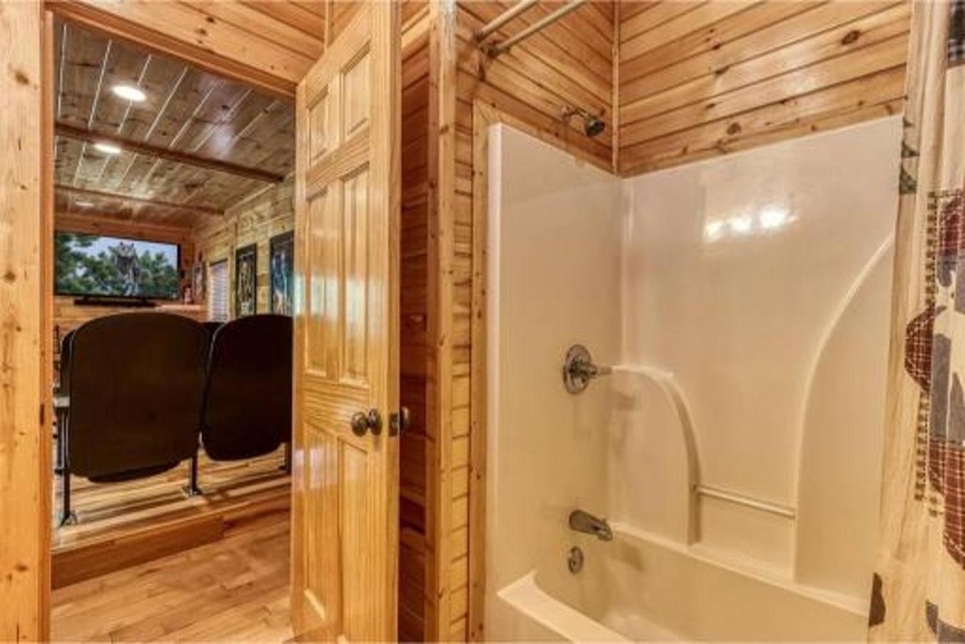 Dreams Come True With This Luxury Cabin! ガトリンバーグ エクステリア 写真